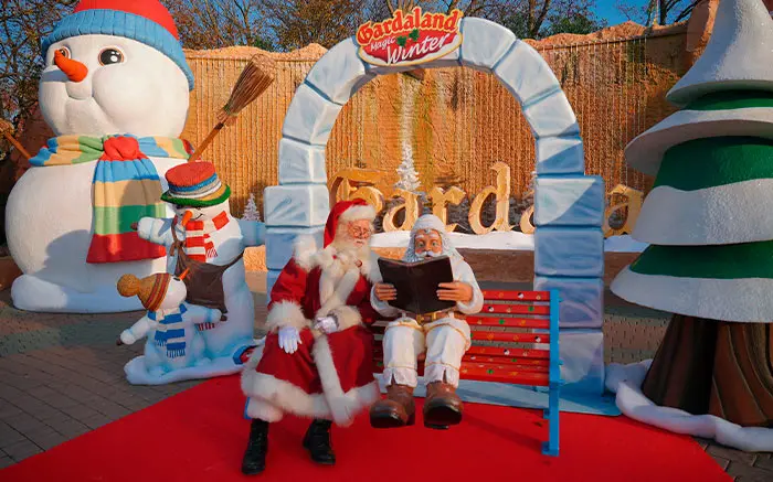 Children playing with bricks at LEGOLAND Miniland
